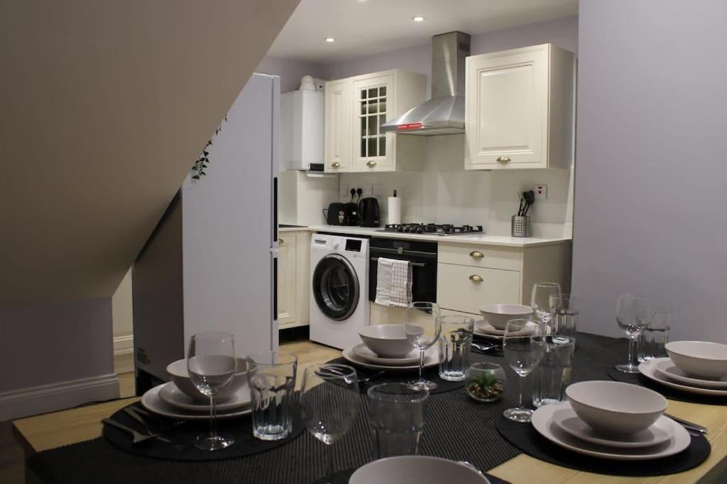 5 Star Apartment Лондон Экстерьер фото